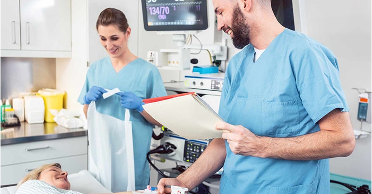Promisecare Medical Group - A nurse specialized in Addiction Medicine is examining a patient in a hospital room.